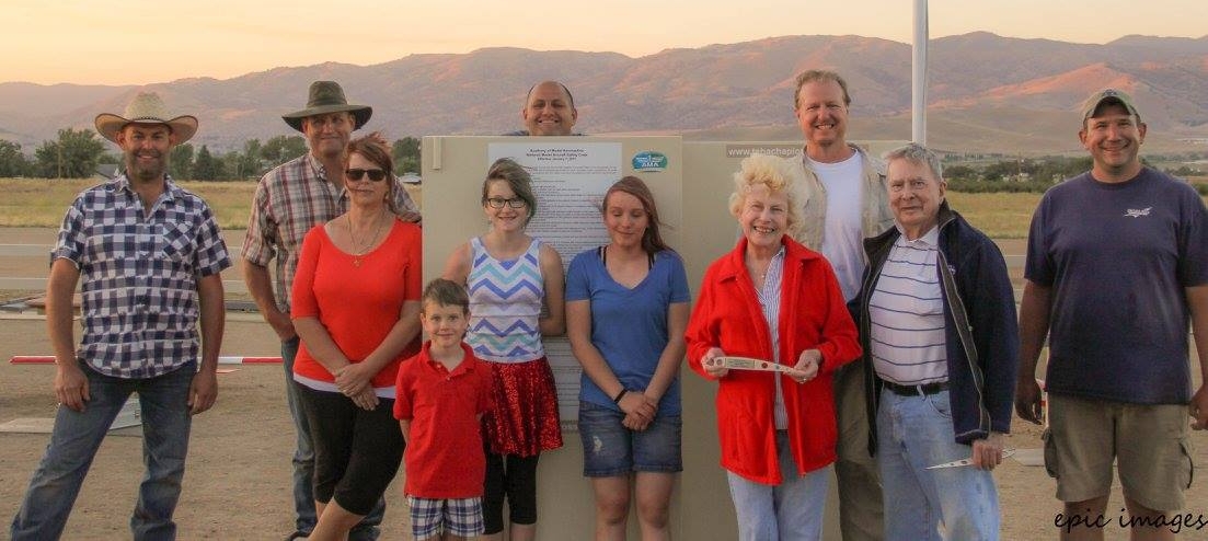 Tehachapi Crosswinds thanks Al & Cathy Hansen for their help with the 2016 MEFI event. They received wing rib-shaped plaques and enjoy 4th of July Ribs by club president Scott Wyatt.