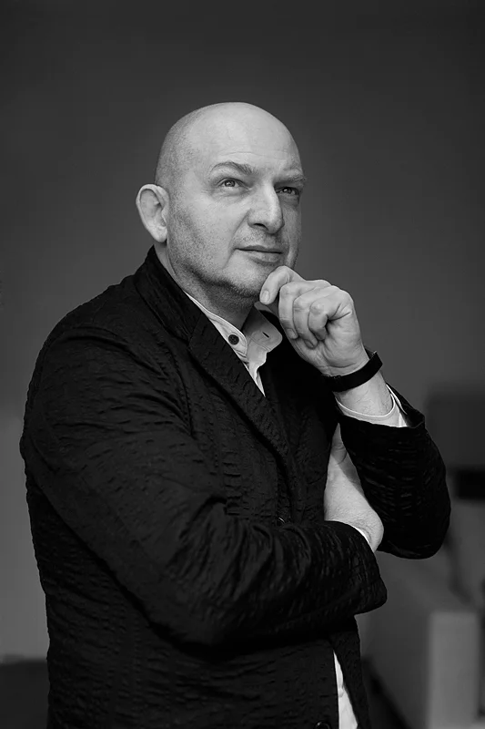 Claudio Silvestrin " Austere but not extreme" Salon inventar kollektion: Tagli Kollektionen hvor Claudio Silvestrins designs er genkendelige ved deres usædvanlige kombination af materialer og den væsentlige elegance, ligesom det komplette sortiment af møbler, Tagli kollektion er designet til Presence Paris kollektionerne. Claudio Silvetrin design er ligesom hans arkitektur: barsk, men ikke ekstreme, moderne og tidløst, elegant men ikke prangende. Disse funktioner har vundet ham samarbejder med vigtige navne som Giorgio Armani, Calvin Klein og "Illy Caffè". Hans design er afhængig af materialer, såsom cement og naturlige cedertræ, og bevare de stringente former, og det er det der skille Claudio ud blandt designere i hans generation.