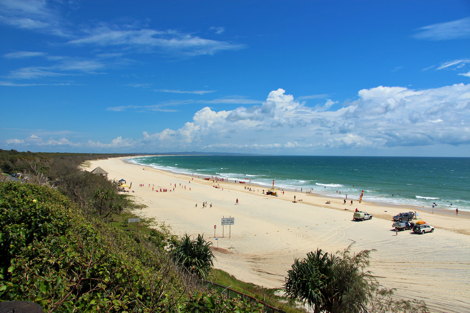 Rainbow_Beach,_Queensland.jpg