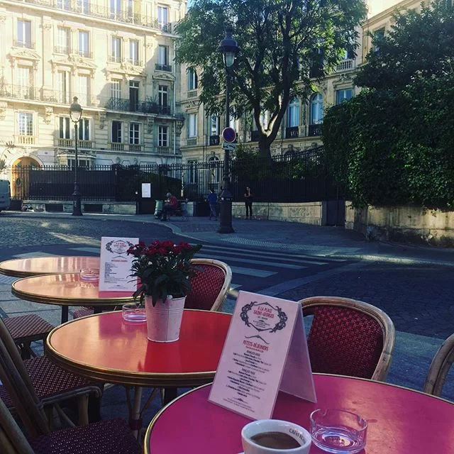 Cafe a la place saint Georges!
Avant de partir explorer le 9eme arrondissement, appel&eacute; &eacute;galement &quot;la petite Ath&egrave;nes&quot;, en r&eacute;f&eacute;rence au romantisme du 19eme si&egrave;cle qui marqua ce quartier.