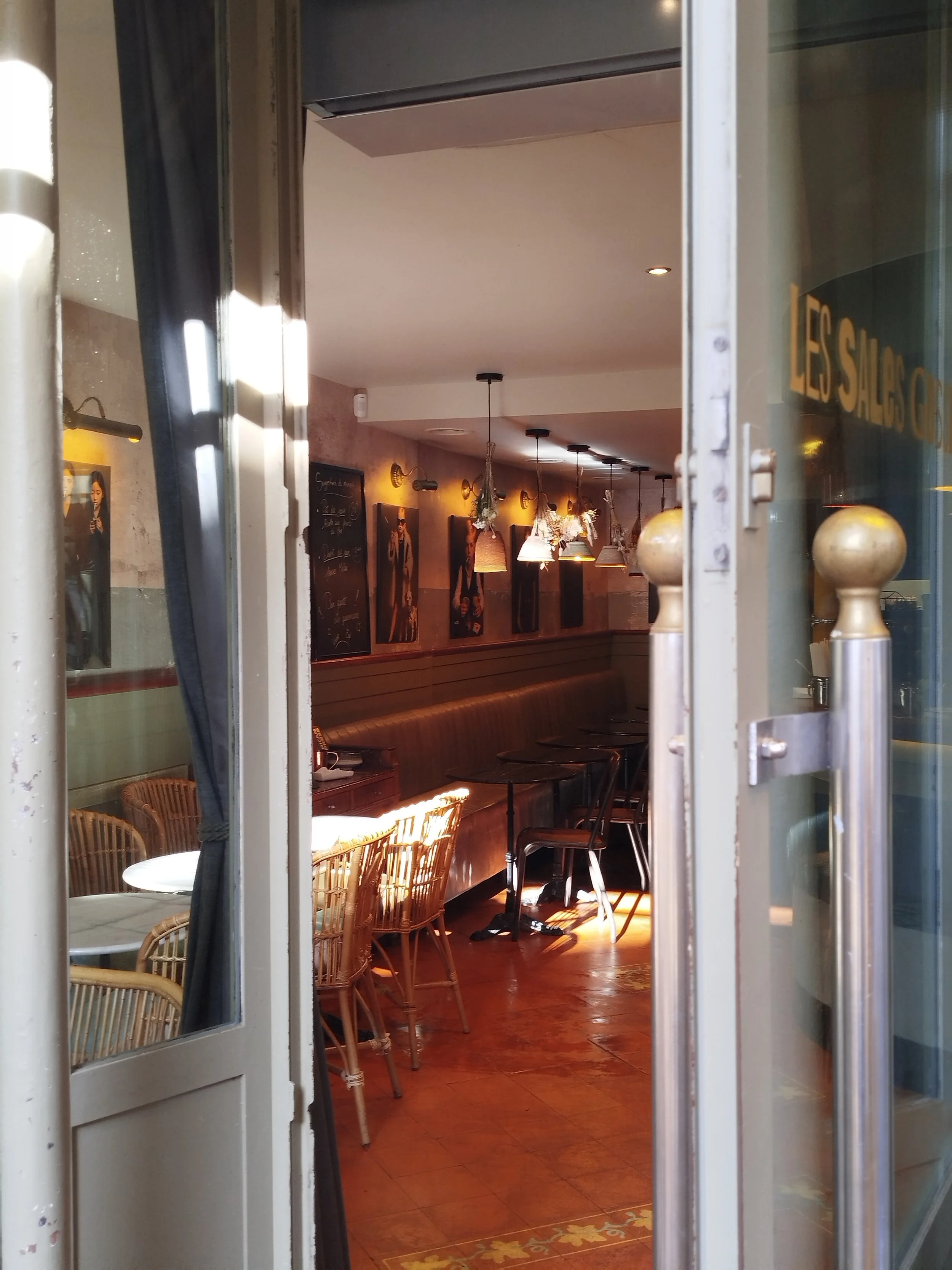 Learn french in cafés of Versailles (door)