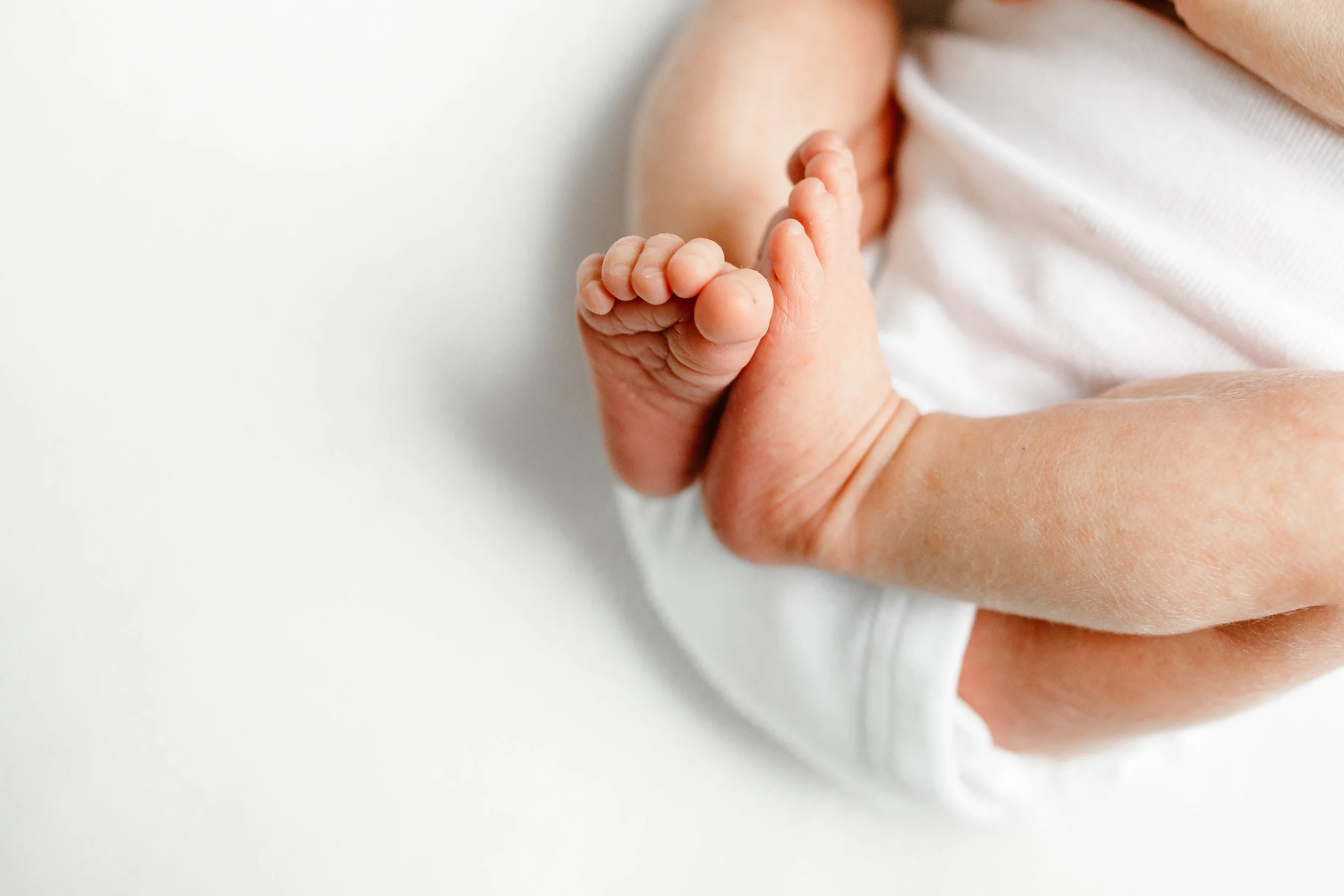 Sarah Cropper Photography is a Columbus newborn photographer who specializes in natural, lifestyle portraits of newborns and families in her Grove City residential studio. 