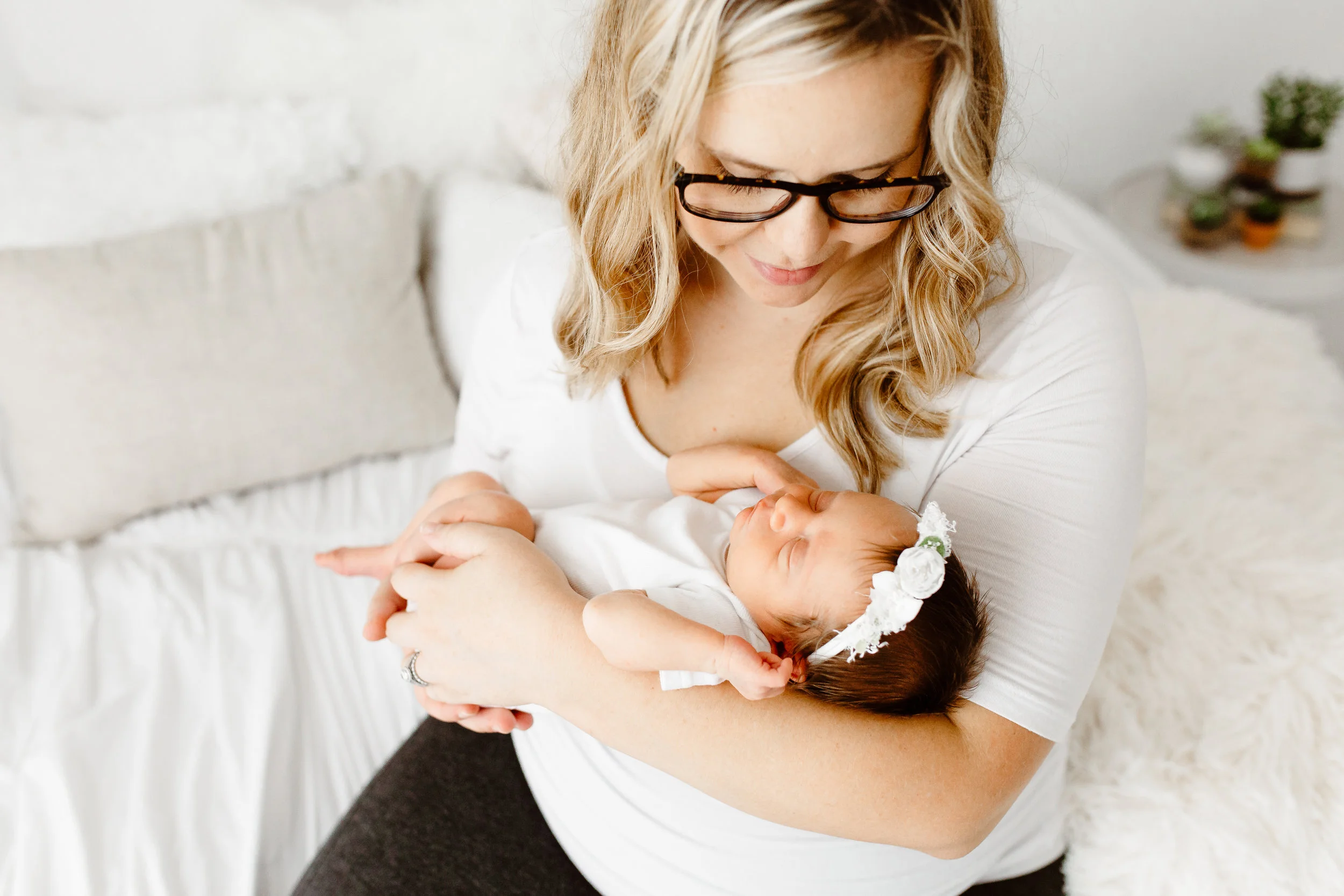Sarah Cropper Photography is a Columbus newborn photographer who specializes in natural, lifestyle portraits of newborns and families in her Grove City residential studio. 