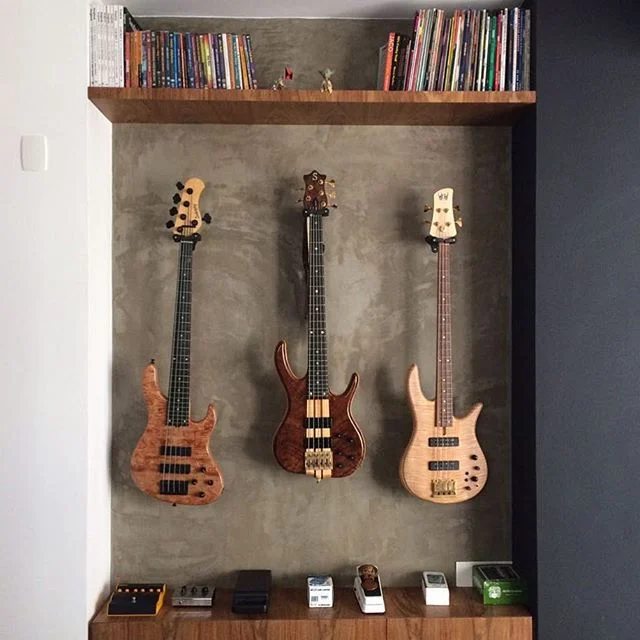 Aquele canto especial, reservado para os instrumentos que s&atilde;o a paix&atilde;o do morador! 💙 marcenaria @mademarcenaria | obra @omega_construt 
#estudioasas #asas #arquitetura #interiores #casademusico #marcenaria #cimentoqueimado