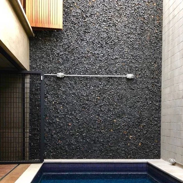 Piscina urbana | resid&ecirc;ncia FD #arquitetura #asas #estudioasas #mosaicoportugues #piscina #concreto #quintal #estudioasas #seumendes