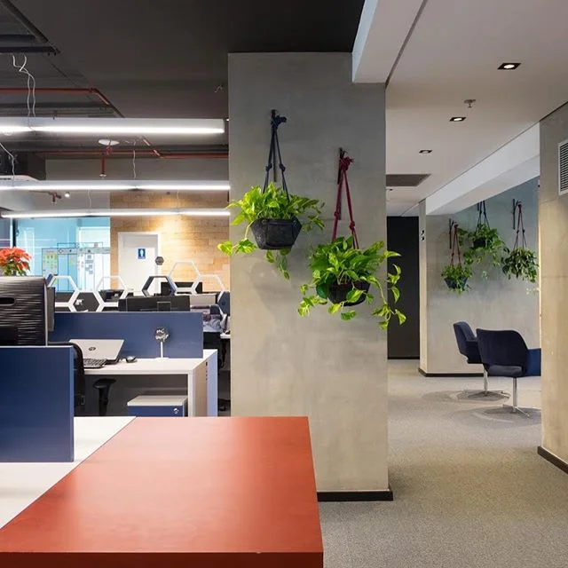 Paisagismo em ambientes corporativos : as plantas nos ajudam a diminuir o stress e a manter o foco! Sempre consideramos a presen&ccedil;a delas em nossos projetos pensando no bem estar dos futuros usu&aacute;rios 🌱 📷 @marcelooseas 
#paisagismo #pro
