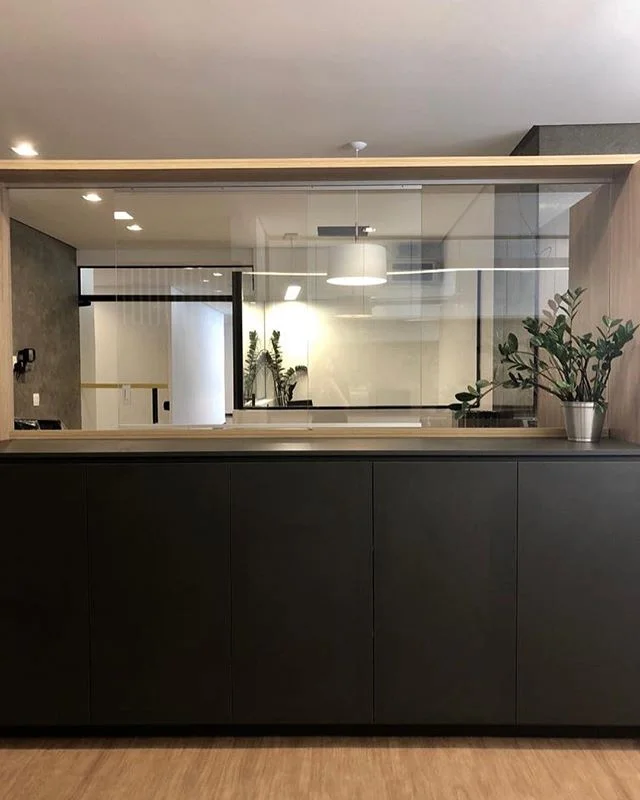 A &aacute;rea administrativa deste condom&iacute;nio comercial passou por uma grande transforma&ccedil;&atilde;o! Com mudan&ccedil;as de revestimentos, ilumina&ccedil;&atilde;o adequada e novo mobili&aacute;rio o ambiente foi pensado para que a equip