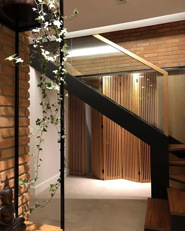 Vamos come&ccedil;ar algumas sequ&ecirc;ncias mostrando ambientes reformados e como eram antes do nosso projeto! Neste apartamento, alteramos a escada de acesso para a &aacute;rea social, escolhemos novos acabamentos, e detalhamos marcenaria e ilumin