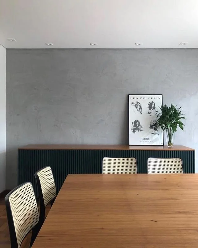 Na sala de jantar Caet&eacute;, escolhemos o efeito cimento queimado da @tintas_suvinil  para a parede de fundo. A mesa Alemanha e as cadeiras Golf s&atilde;o da @clamioficial ! O aparador ao fundo foi desenhado por n&oacute;s e leva o mesmo nome do 