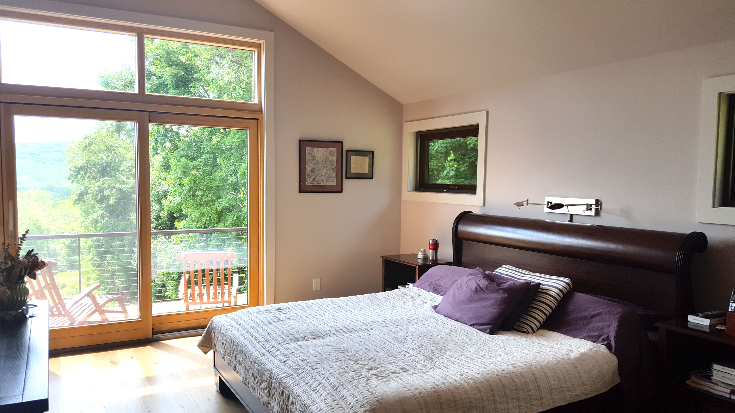 Modern-hillside-house-bedroom.jpg