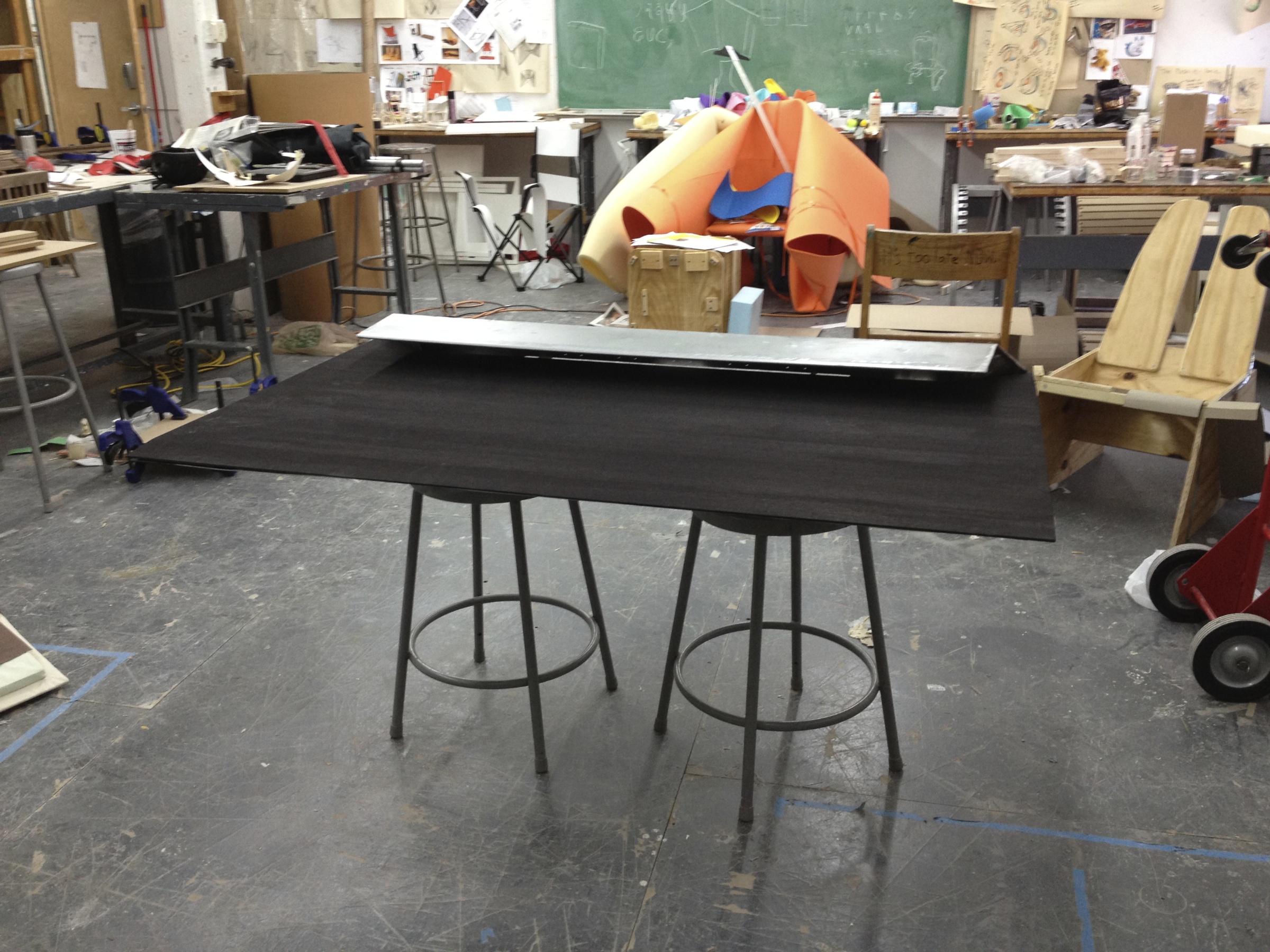  Fitting the table top with the body 
