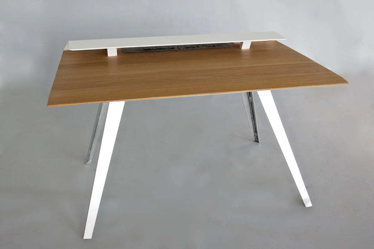 D117_Desk_front_2_1200.jpg