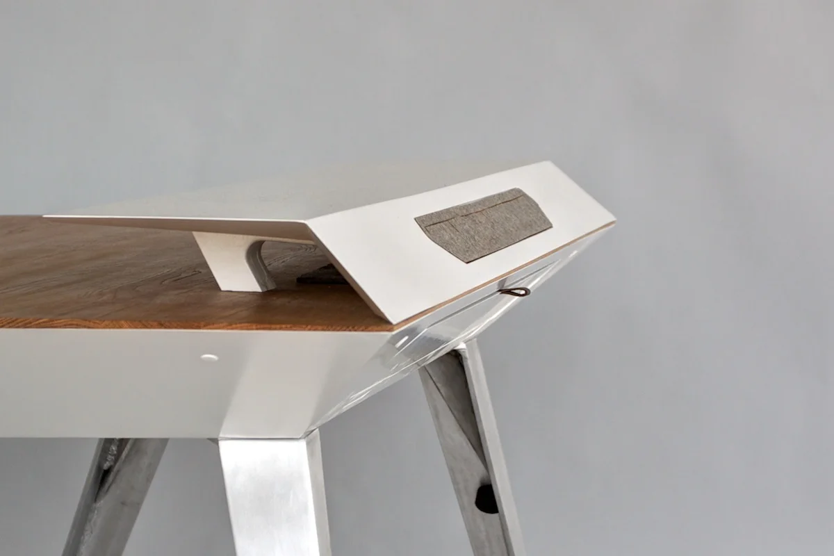 D117_Desk_rear_1200.jpg
