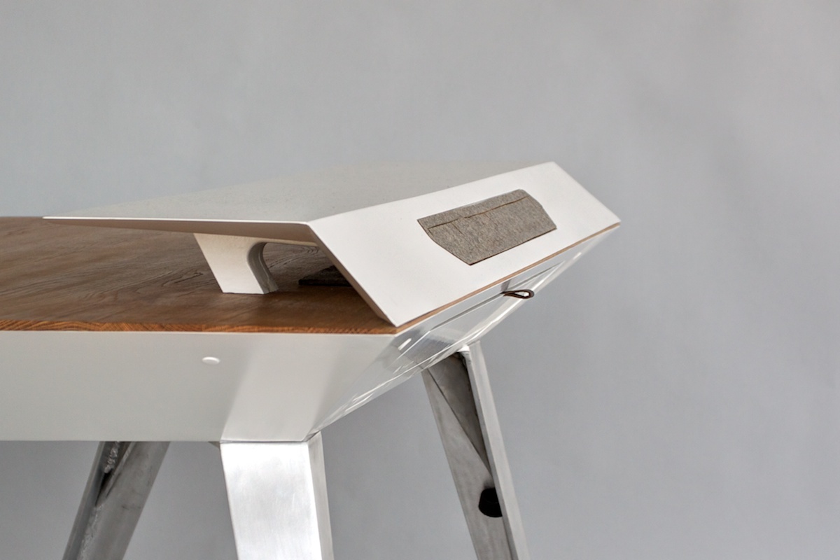 D117_Desk_rear_1200.jpg
