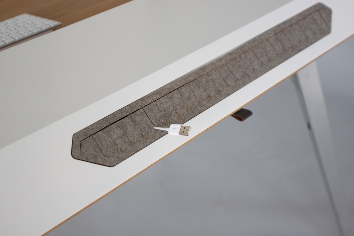 D117_Desk_rear_cableCover_1200.jpg