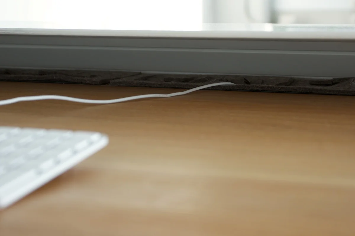 D117_Desk_top_cableDrop_1200.jpg