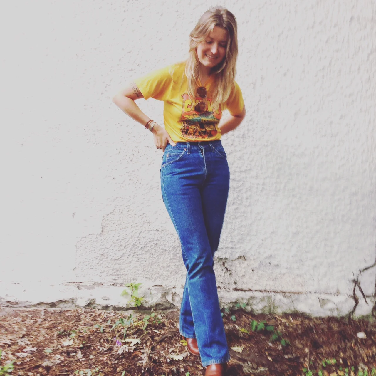 The dudes had it right: vintage tee, highwaisted Levi's and Fryes. All found at my fav local resale shop, Everyday People Clothing Exchange . Plus wacky aviators. 