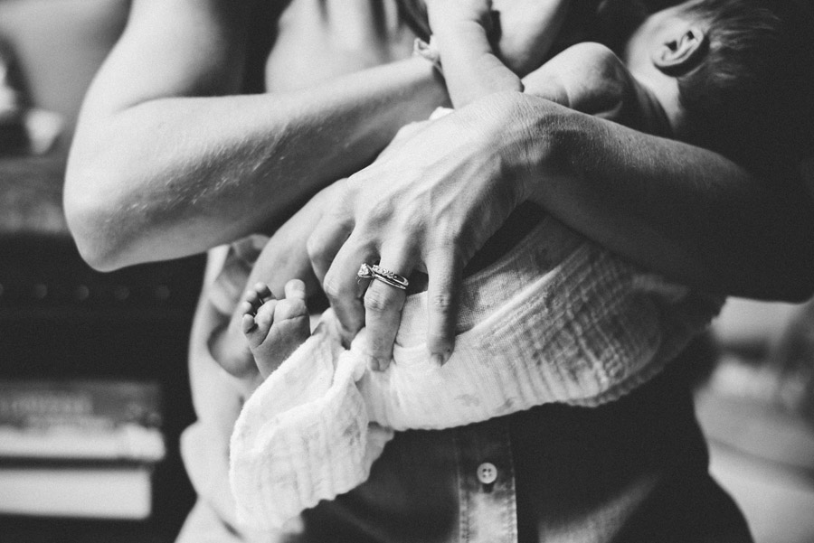 002-black-and-white--newborn.jpg
