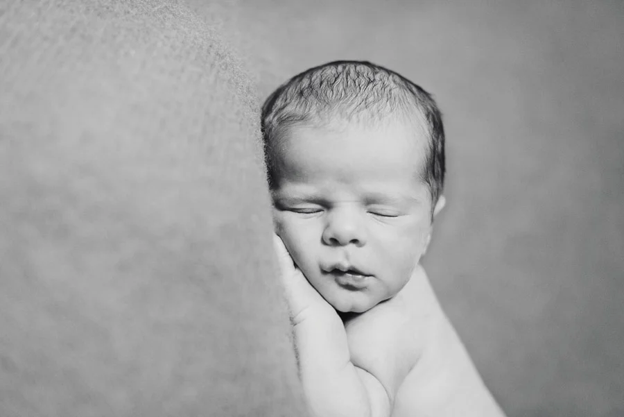 015-black-and-white--newborn.jpg