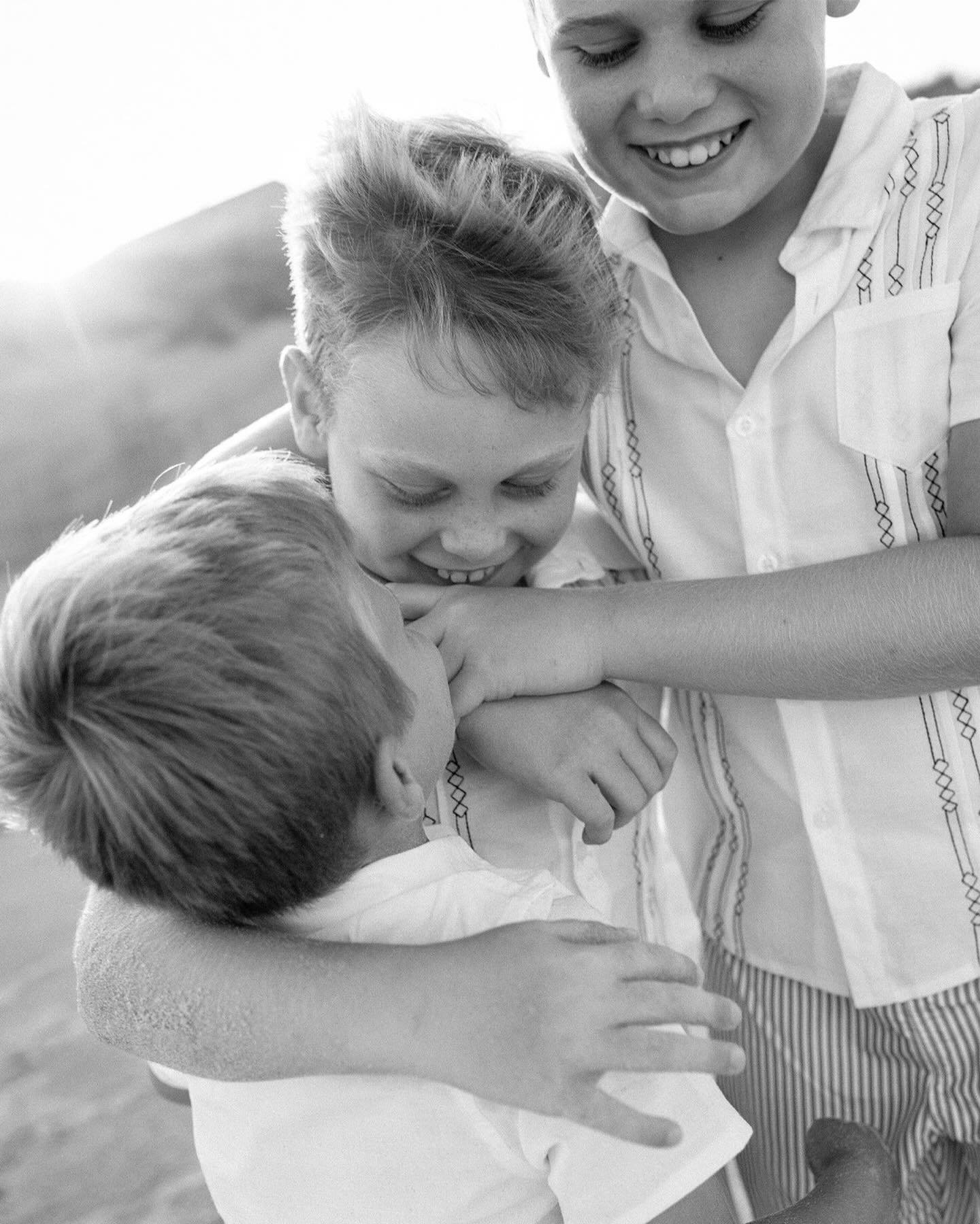Figure Eight in B&amp;W ❤️
⠀⠀⠀⠀⠀⠀⠀⠀⠀
#oakisland #oki #oakislandnc #oakislandphotographer #wilmingtonphotographer #holdenbeachphotographer #baldheadislandphotographer #oceanislebeachphotographer #wrightsvillebeachphotographer #beachphotographer #famil