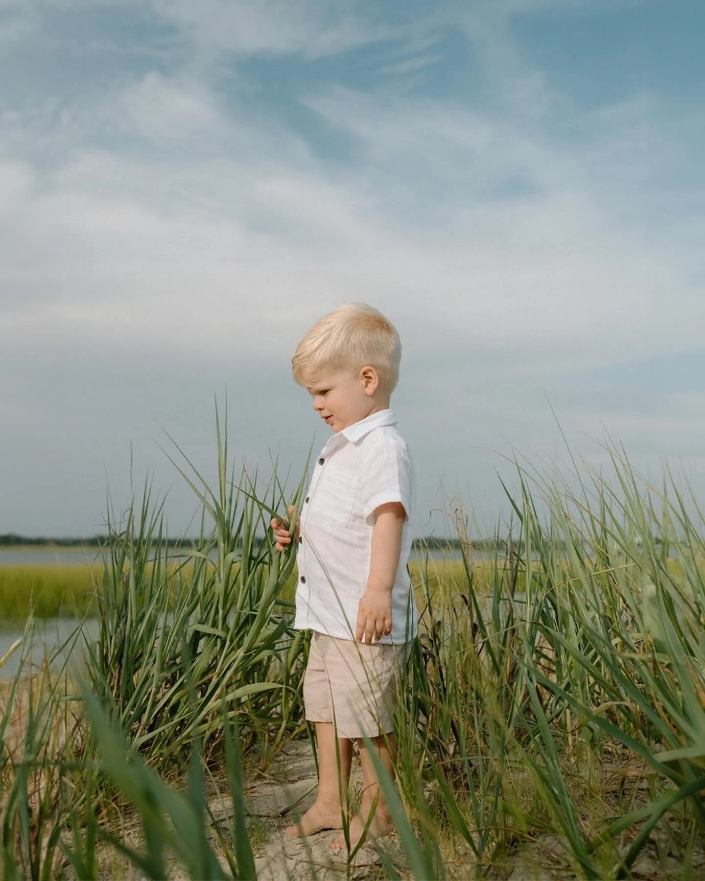 extended family summer evenings at the beach ☀️
⠀⠀⠀⠀⠀⠀⠀⠀⠀
#oakisland #oki #oakislandnc #oakislandphotographer #wilmingtonphotographer #holdenbeachphotographer #baldheadislandphotographer #oceanislebeachphotographer #wrightsvillebeachphotographer #bea