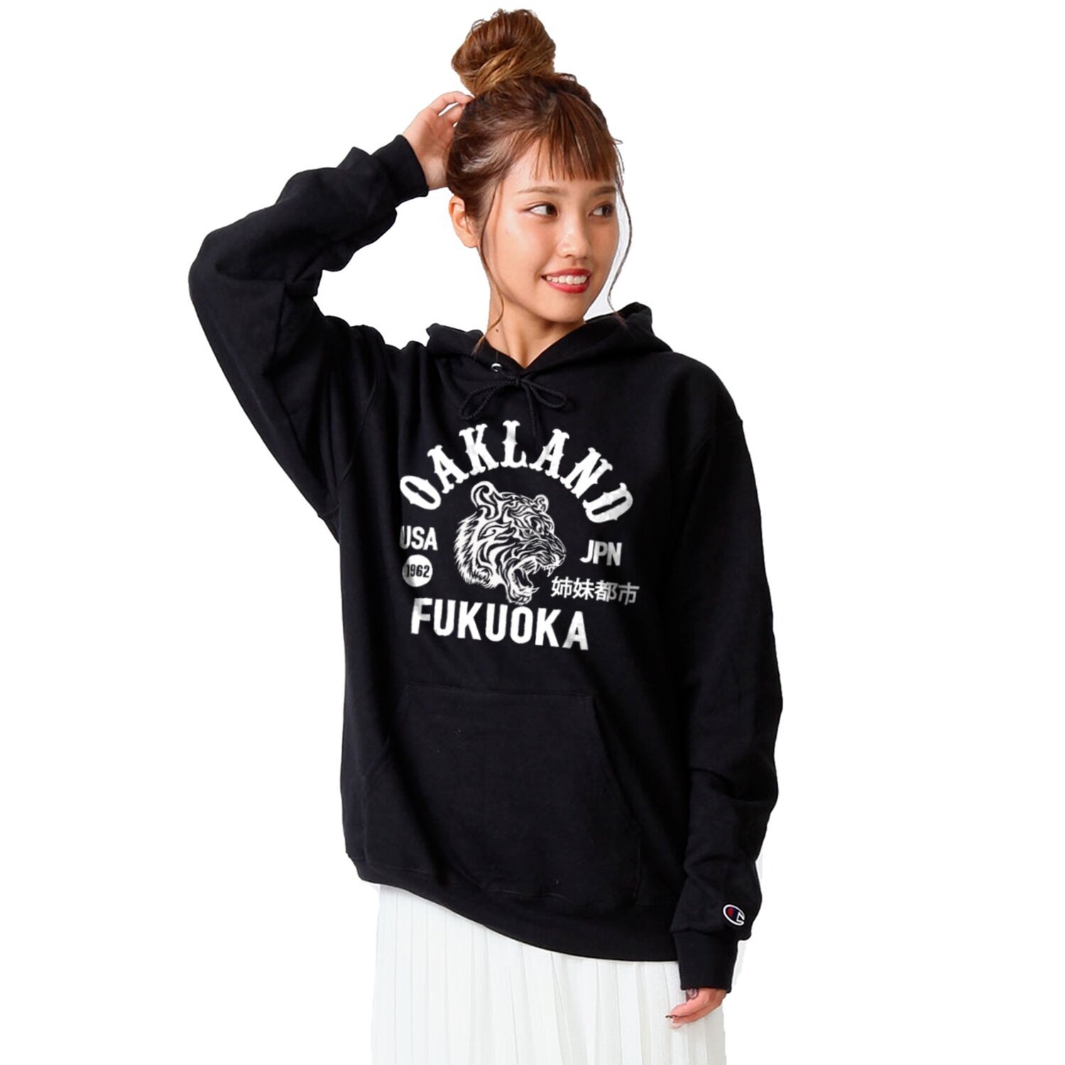 Sky+Oak+Co_Oakland+USA+Fukuoka+Japan_Team+Tiger+hoodie_black_female_model.jpg