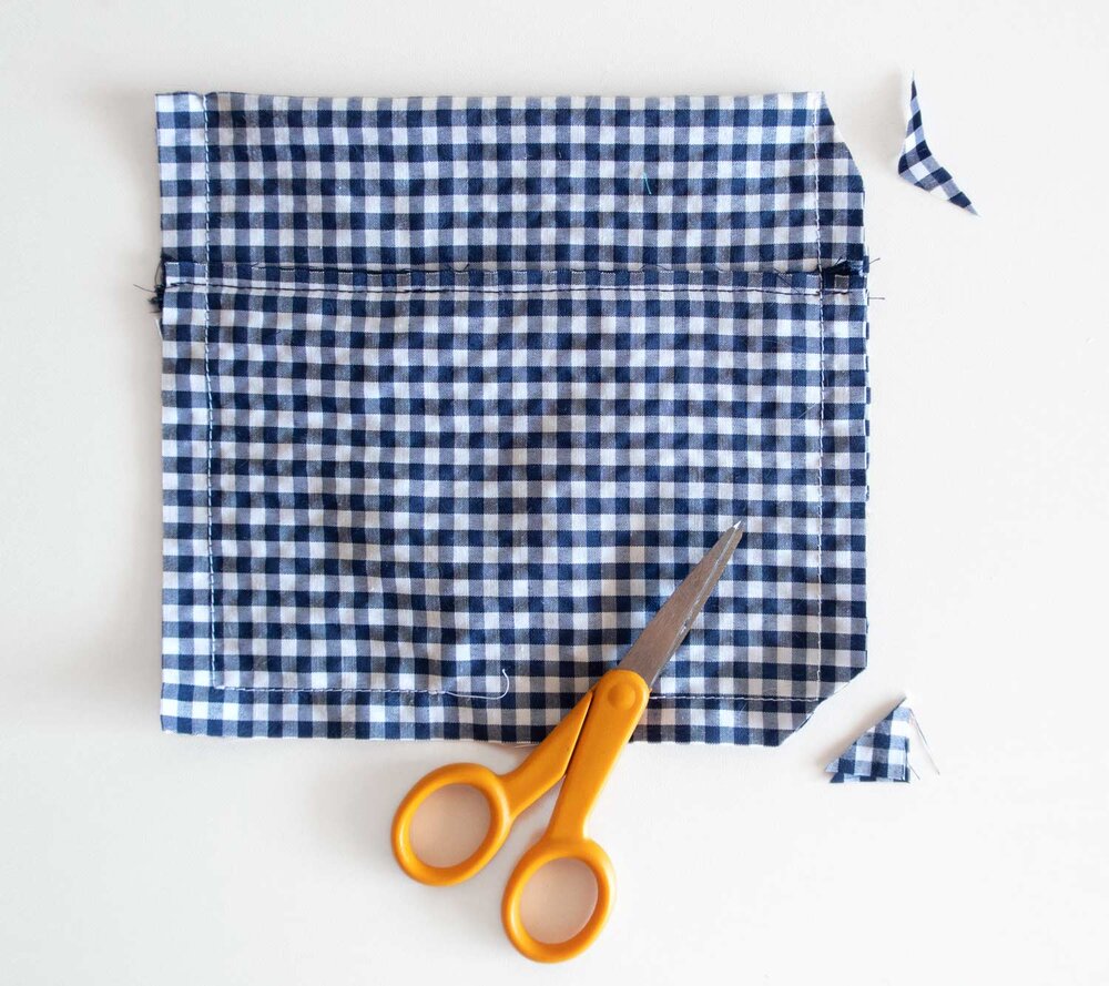 How to sew a self-lined pocket with piping tutorial by Sew DIY