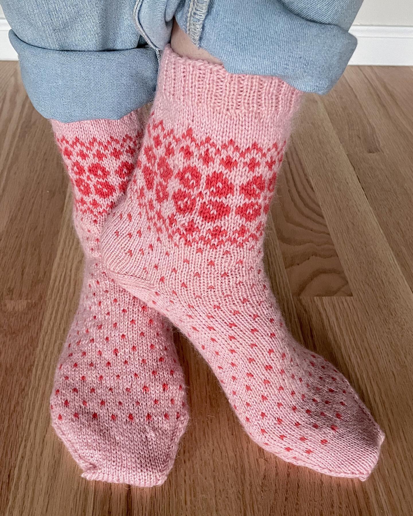 The perfect me-made socks for Valentine&rsquo;s Day. ❤️ I knit these last year but just finished weaving in the ends last week. I love knitting but also get bored easily so socks with a pattern are a great option for me. 

The pattern is the Midwinte