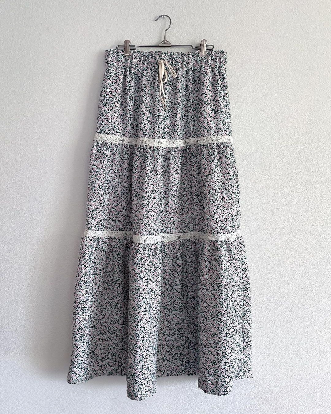 I have been loving this new me-made skirt so much! 🌸 The floral print, lace trim and maxi length are perfection. 😍 

I self-drafted this skirt and shared all the details, including the formulas to draft an identical one to your own proportions, in 