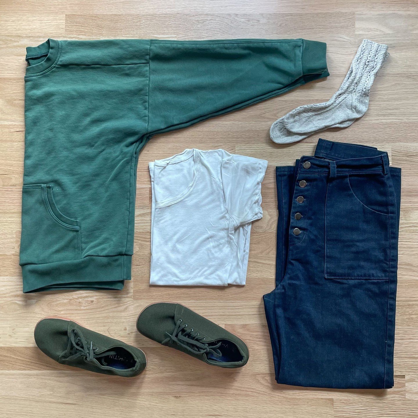 Day 29 #memademay2024 Another cold drizzly day in Seattle 🌥️ I&rsquo;ve always struggled to find fun outfits when it&rsquo;s cold and rainy. (Ideas/tips welcome!) 
✂️ 
Todays outfit is an #alisweatshirt (pattern in my shop), and denim #landerpants l