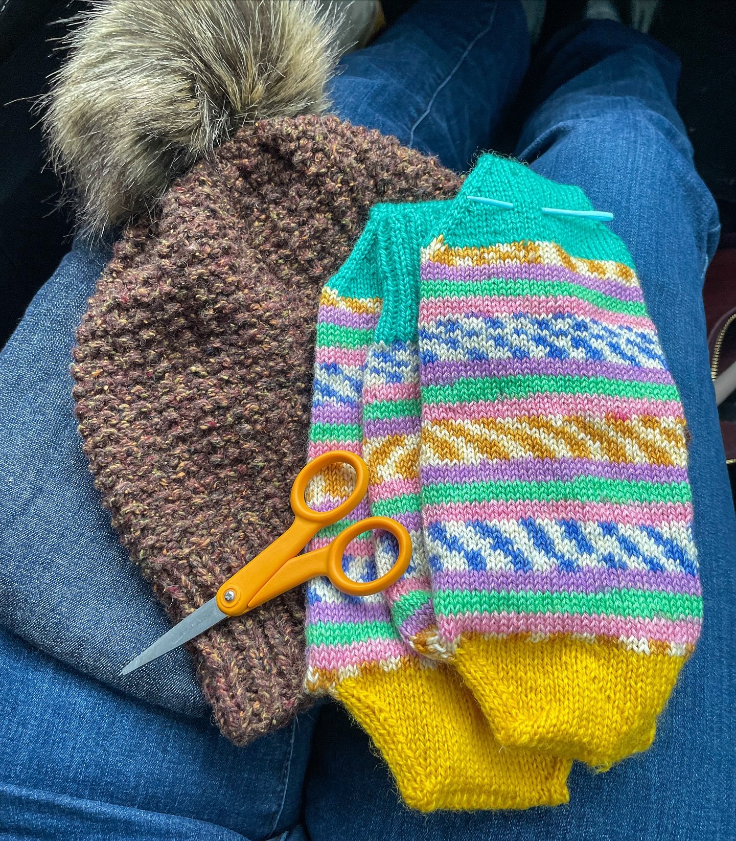On a long car ride yesterday, I managed to put the finishing touches on two knitting projects. I sewed the faux fur pom pom on my hat and wove in all the ends in these socks. 🙌 (Not pictured but I also hand sewed the hem on a pair of pants.)

✨The h