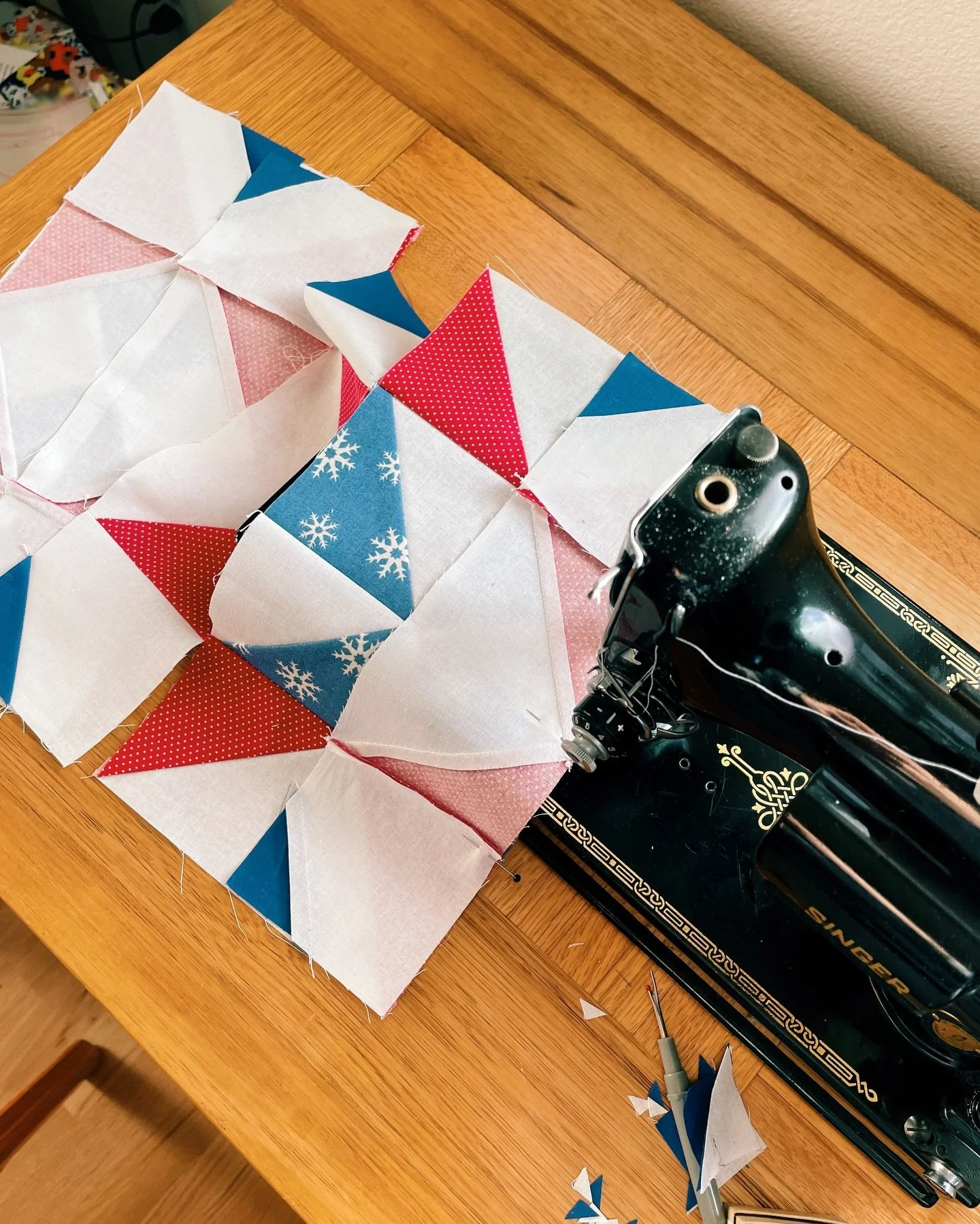 My current obsession 🤗 I&rsquo;ve been stitching late at night and in all the in between moments of my day on this festive quilt. There is something nice about the constant momentum of piecing a quilt. 

I started this on a whim after finding some f