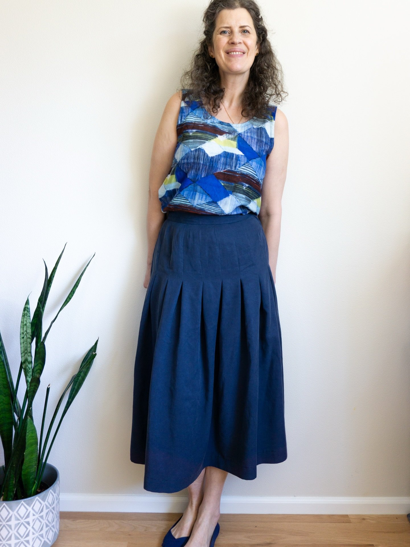Day 3 #memademay2026 Today I&rsquo;m wearing an old me-made and a brand new one. I made the top in 2017 using the Peplum Top pattern by @inthefolds for @peppermintmagazine Instead of the ruffled peplum, I did a flat hem band. 

🧵The skirt is brand n