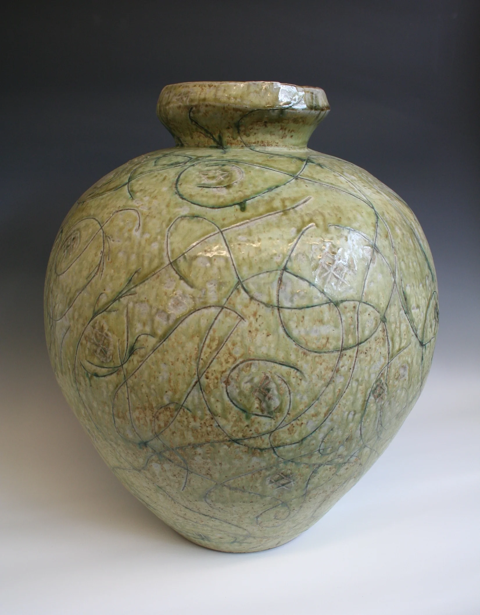 Vase with swirl sgrifitto