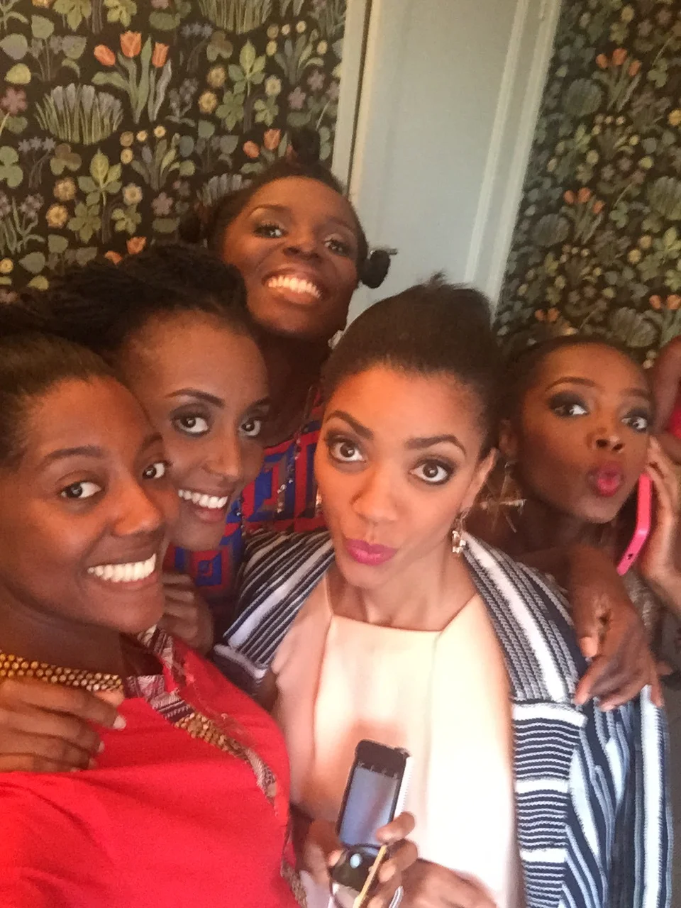Behind the scenes wight he ladies!