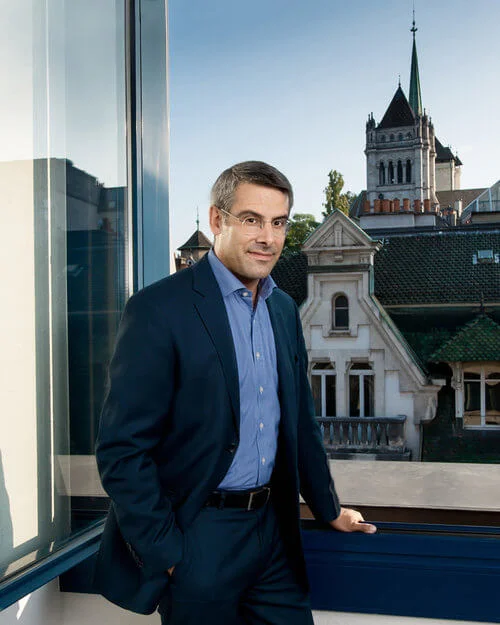Le chasseur de tête Christophe Mauron devant la vieille-ville de Genève.