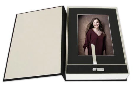 The Foliobox is the perfect memory to celebrate your joy and confidence. It offers up to 20 matted prints in the 20x30 centimeters format. Each printed image is