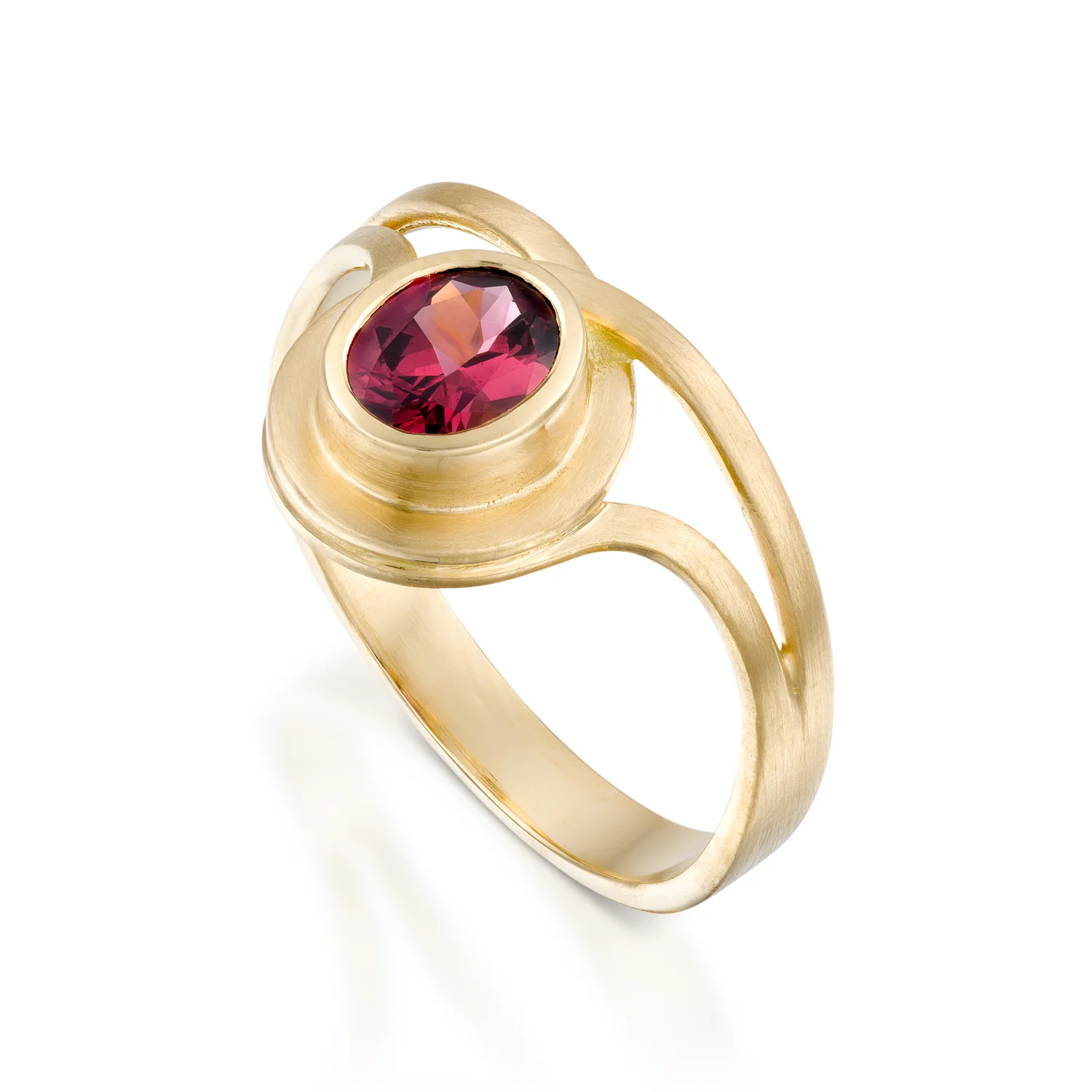 One-drop-oval-ring-18k-yellow-gold-garnet-perspective