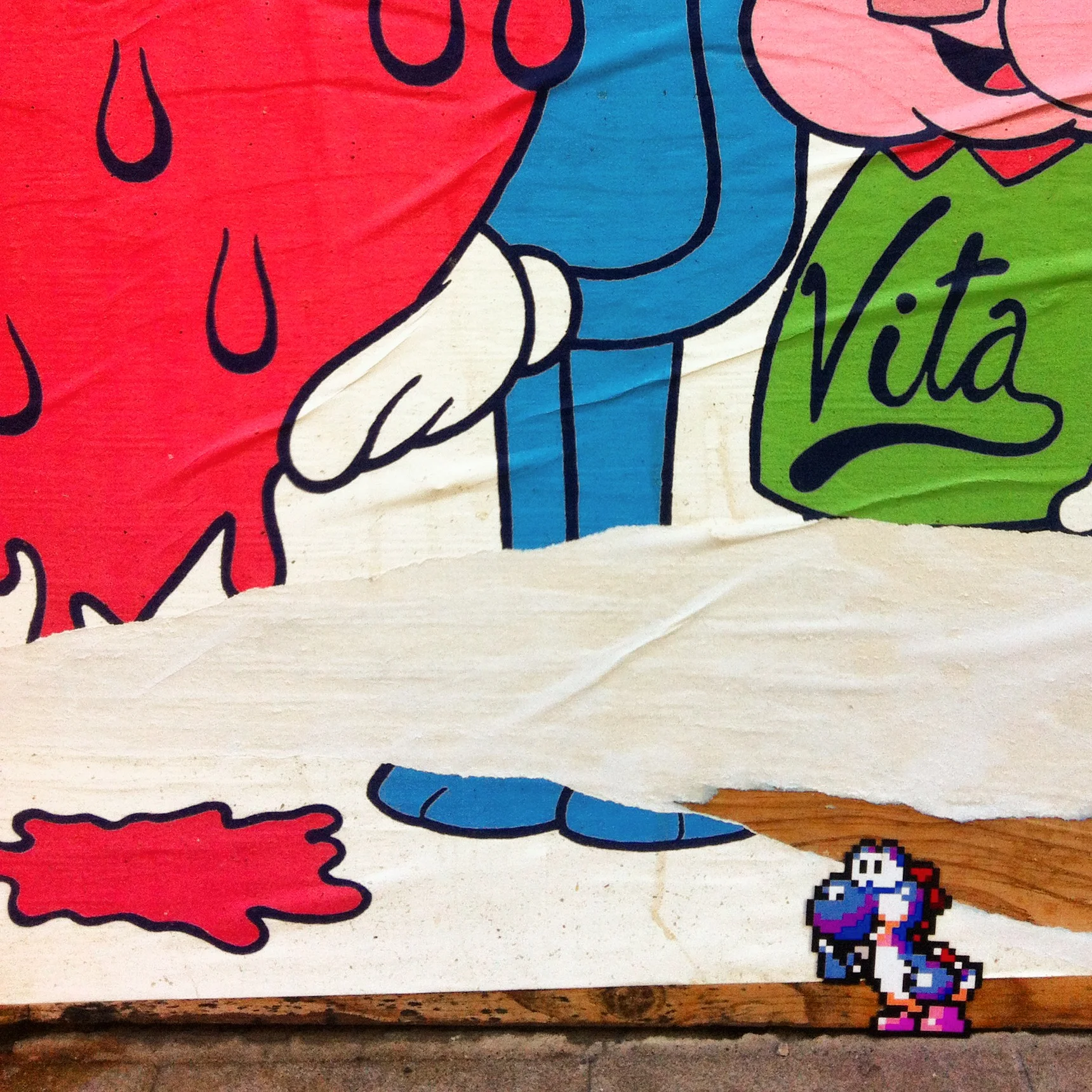 Yoshi in Tavaland (august 2014) —&nbsp;Stanley St. —&nbsp;Montreal, Québec —&nbsp;street art in the background by&nbsp;Tava