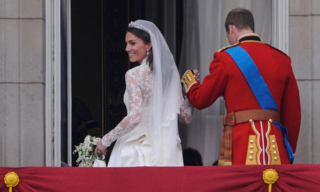 Kate-Middleton-looks-back-008-resized-600.png