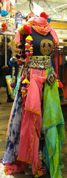 Americasmart-mannequin-overdressed.jpg