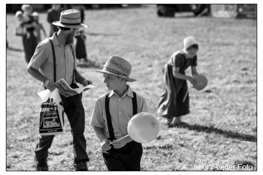 Children with balloons. | © : henrY Leiter Foto