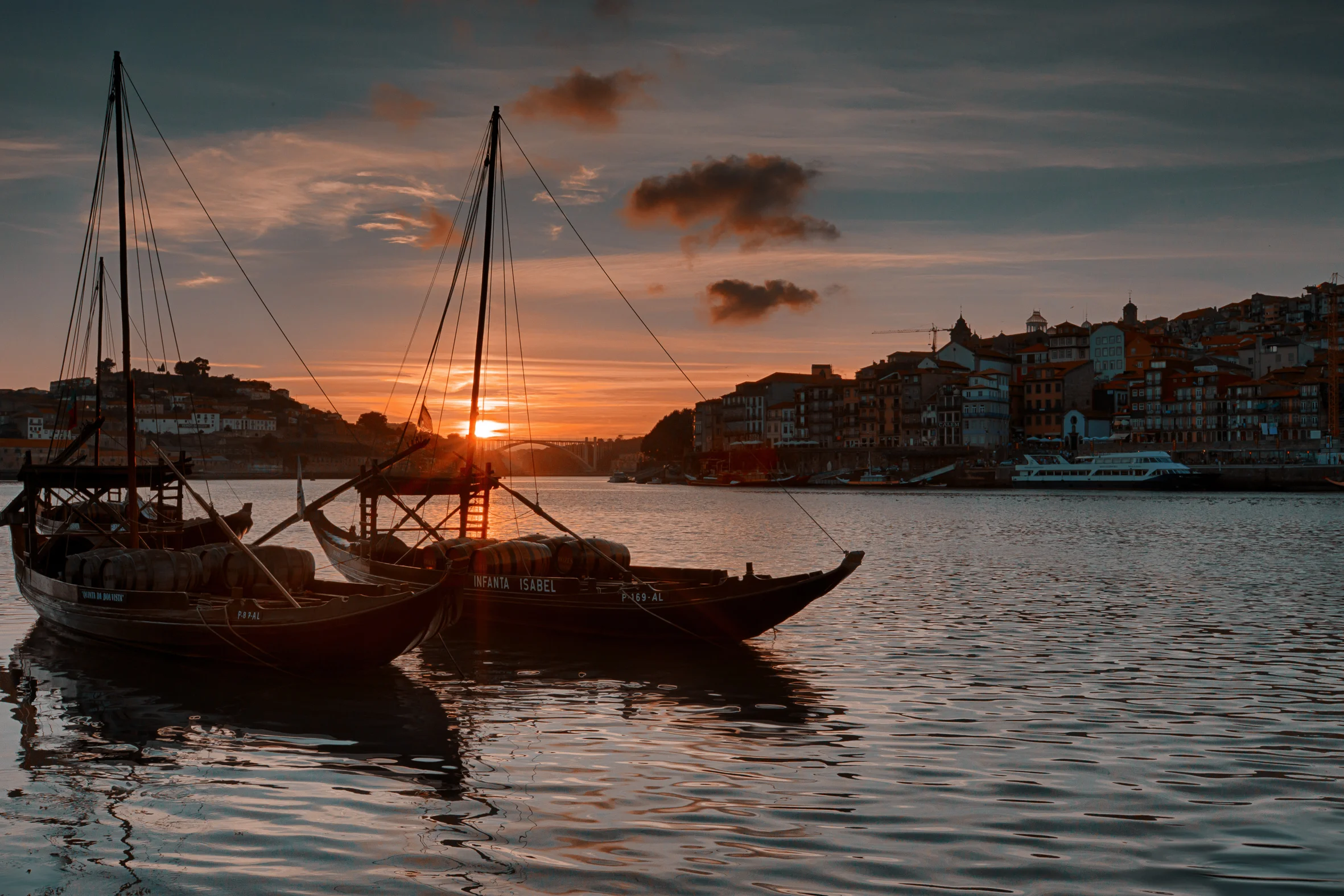Las cercanías del río Douro es uno de los principales atractivos de la ciudad de Porto. Con bares y restaurantes en toda la orilla, ofrece uno de los mejores atardeceres de la ciudad. 
