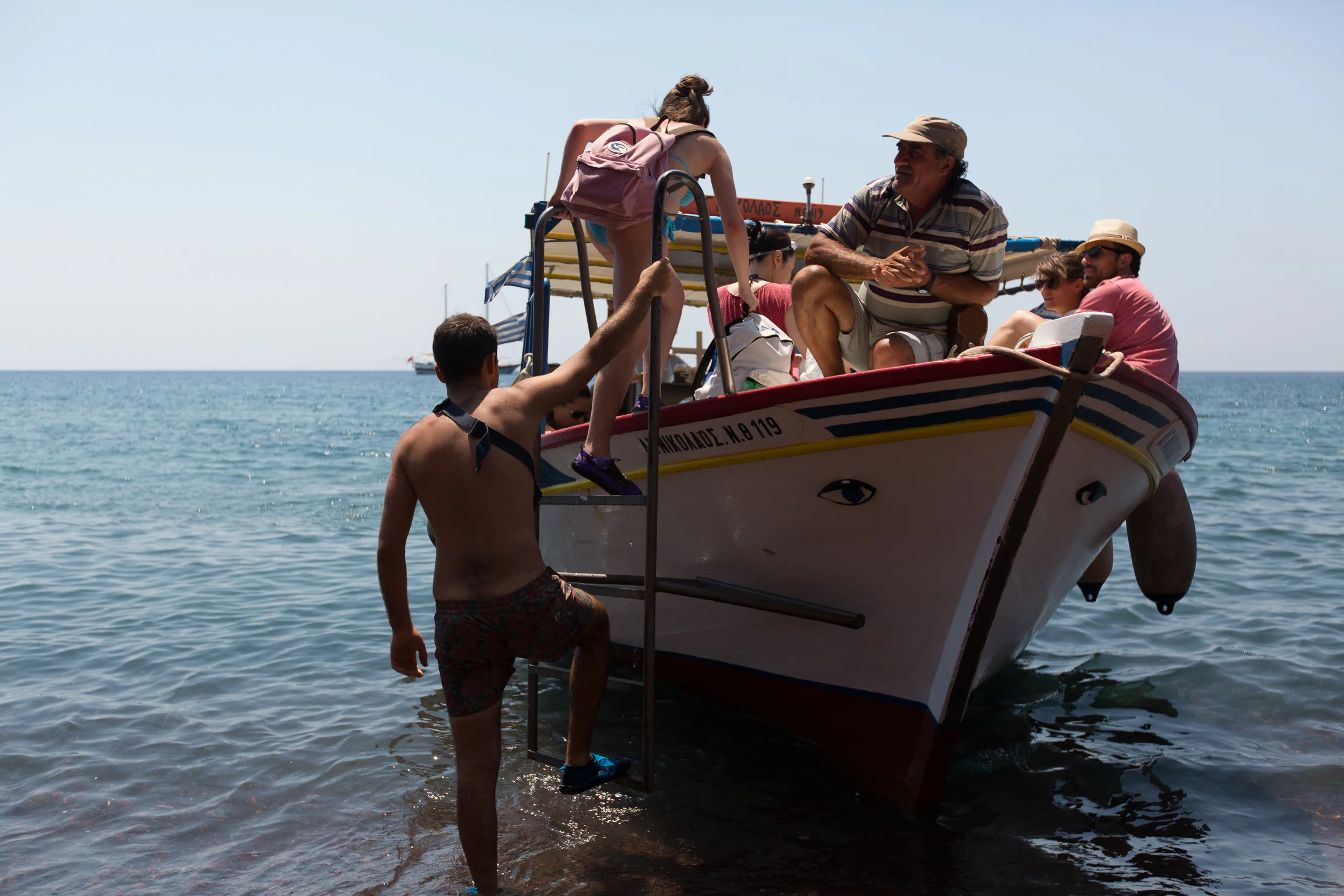 Múltiples embarcaciones ofrecen transporte entre las playas en Santorini.