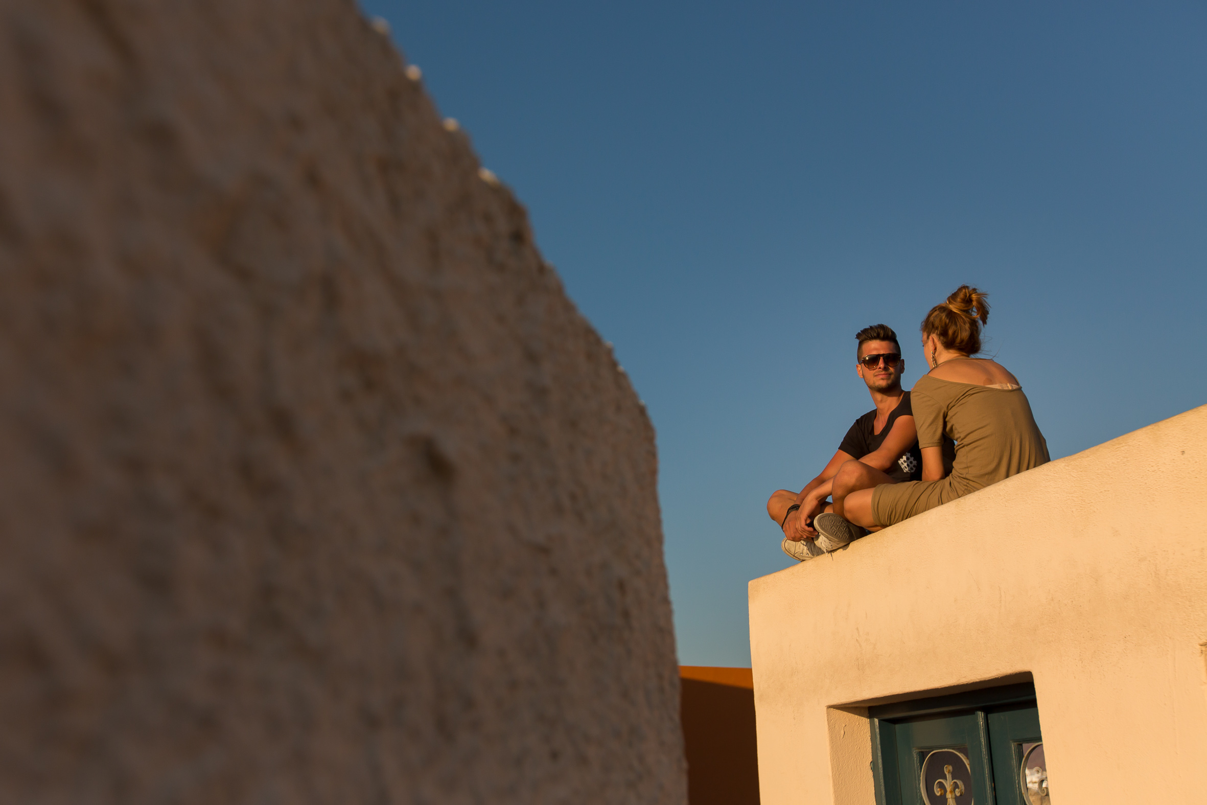 Oia, la aldea mas alta en Santorini ofrece uno de los atardeceres mas espectaculares del mundo, por esa razón puede congregar cientos de turistas en espacios sumamente reducidos.