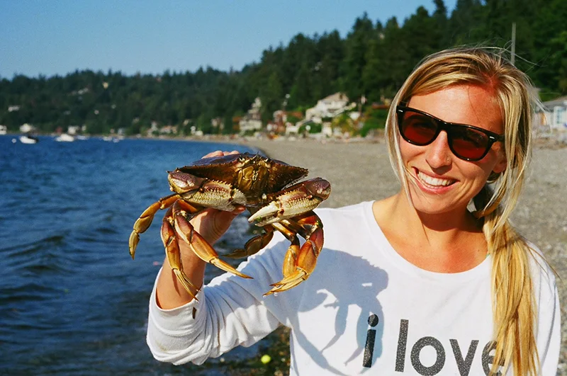 After learning how to clean the crabs, we returned to their house to boil our catch... 