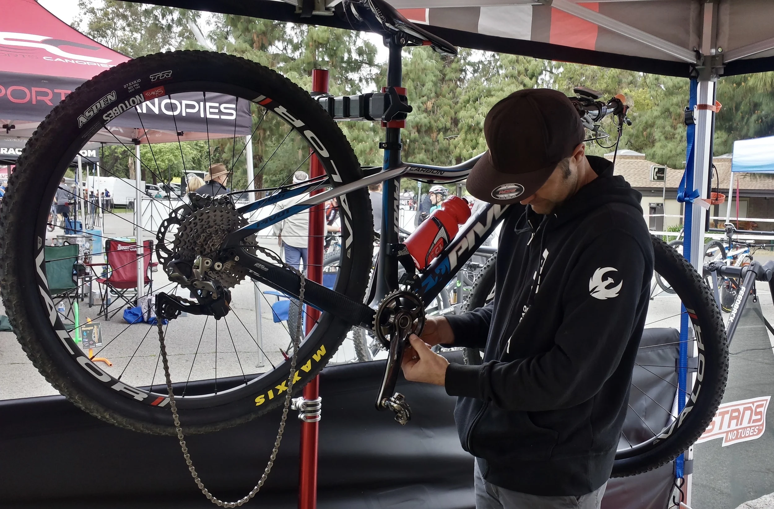 TJ setting up the Pivot Les 27.5 for short track racing by adding some 'teeth' to the setup for the fast track. The Shimano XTR DI2 drivetrain lives up to the hype. 
