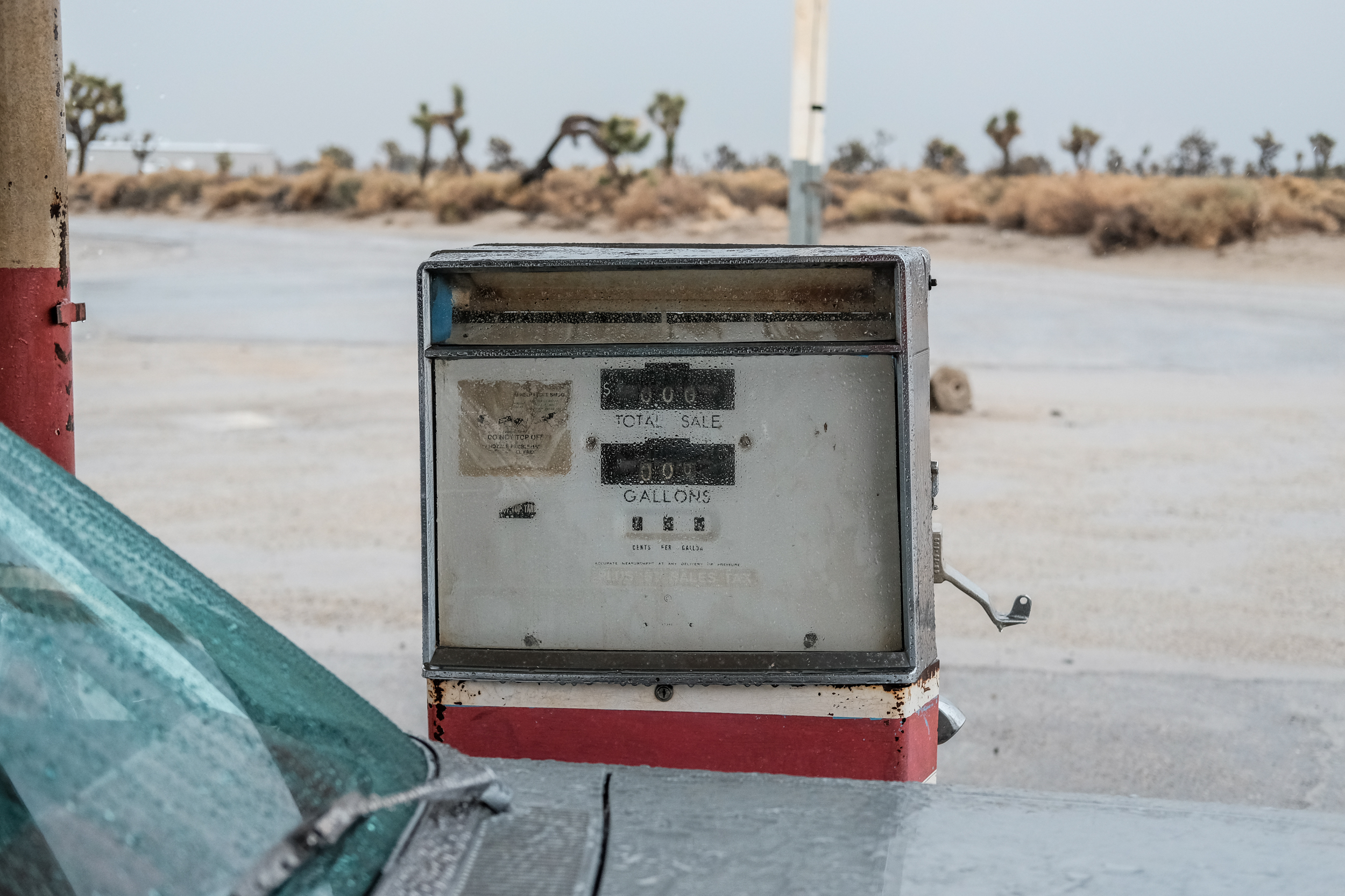 … glad to have found a gas station in this godforsaken desert, but what was with the missing pump handle? …