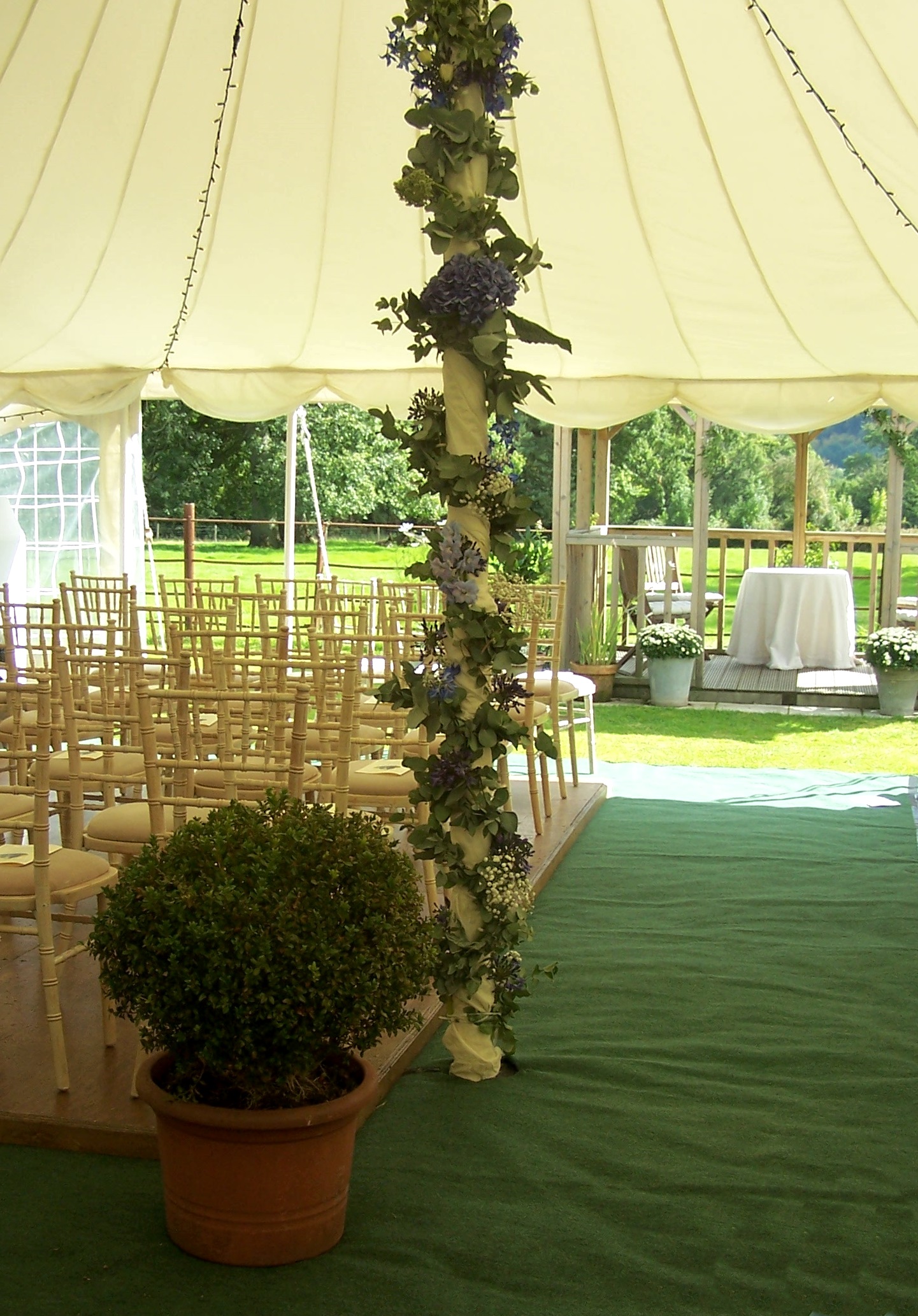 tent table decoration 