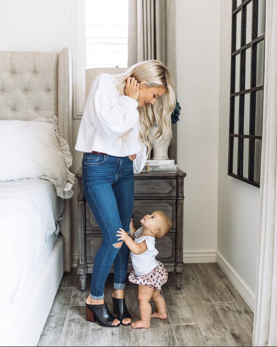 COZY SWEATER AND SLIDES